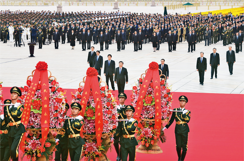 2021年9月30日上午，黨和國家領(lǐng)導(dǎo)人習(xí)近平、李克強(qiáng)、栗戰(zhàn)書、汪洋、王滬寧、趙樂際、韓正、王岐山等來到北京天安門廣場，出席烈士紀(jì)念日向人民英雄敬獻(xiàn)花籃儀式。 新華社記者 張領(lǐng)/攝