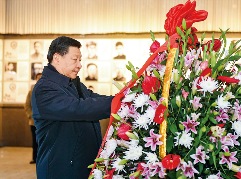 2016年2月1日至3日，中共中央總書記、國家主席、中央軍委主席習(xí)近平來到江西，看望慰問廣大干部群眾和駐贛部隊(duì)。這是2月2日，習(xí)近平在井岡山革命烈士陵園向革命烈士敬獻(xiàn)花籃。 新華社記者 謝環(huán)馳/攝