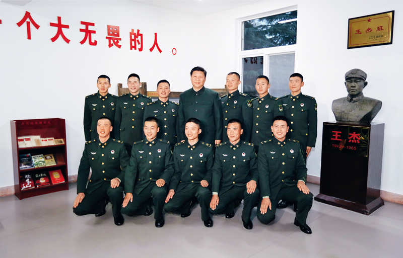 2017年12月13日，中共中央總書記、國家主席、中央軍委主席習(xí)近平到第71集團(tuán)軍視察。這是習(xí)近平同“王杰班”戰(zhàn)士合影。 新華社記者 李剛/攝