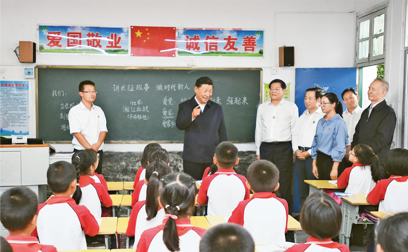 2020年9月16日至18日，中共中央總書記、國家主席、中央軍委主席習(xí)近平在湖南考察。這是16日下午，習(xí)近平在郴州市汝城縣文明瑤族鄉(xiāng)第一片小學(xué)，同正在上思政課的同學(xué)們親切交流。 新華社記者 謝環(huán)馳/攝