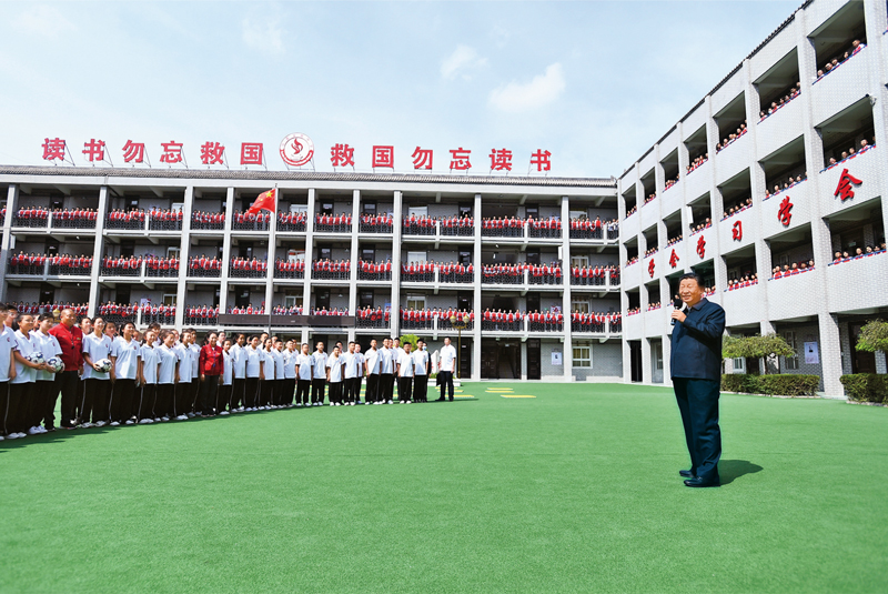 2021年9月13日至14日，中共中央總書記、國家主席、中央軍委主席習(xí)近平在陜西省榆林市考察。這是14日上午，習(xí)近平在綏德實(shí)驗(yàn)中學(xué)考察時(shí)，同師生親切交流。 新華社記者 謝環(huán)馳/攝